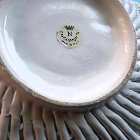 Porcelain Capodimonte Italian Weave Basket with Separately Attached Roses - Picture 6 of 6